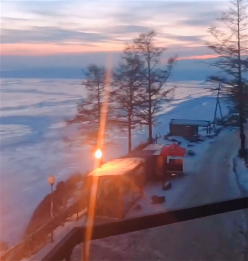 二哈拉雪橇時上廁所，兩只前腿撐地奔跑，網友：這二哈真純……