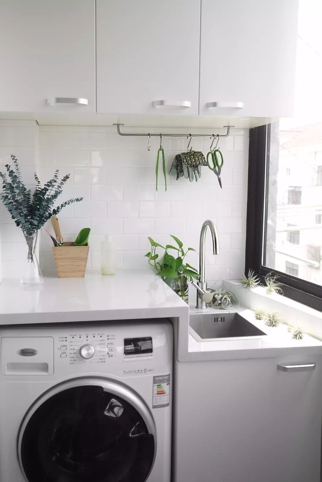 阳台装上洗手盆，实用方便，简洁美观