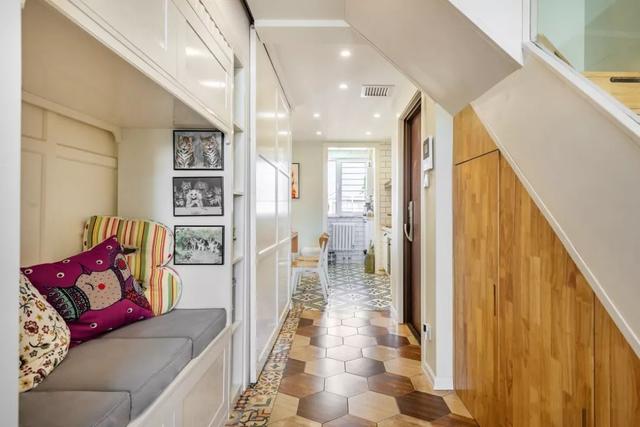 80㎡顶层爆改成4室2厅，楼梯间改玄关柜，梦幻小森林客厅谁家有！