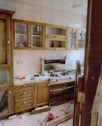 她砸了自己的房子，为何却被判刑？