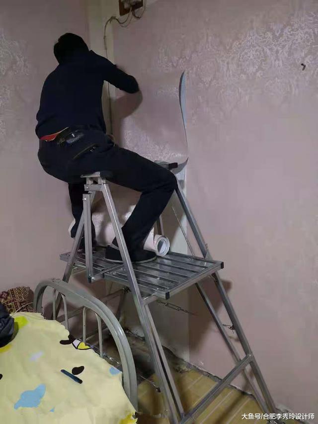 梯子底下装个轮子, 能移动能折叠! 工人: 简直为我们量身打造, 方便