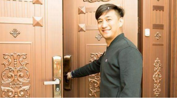 晒晒黄磊住的豪宅，光大门设计就很霸气，外观有独特的贵族花纹