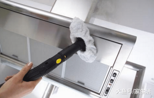 油烟机污渍多很难清洁？其实不用拆下来洗，老保姆都用这方法