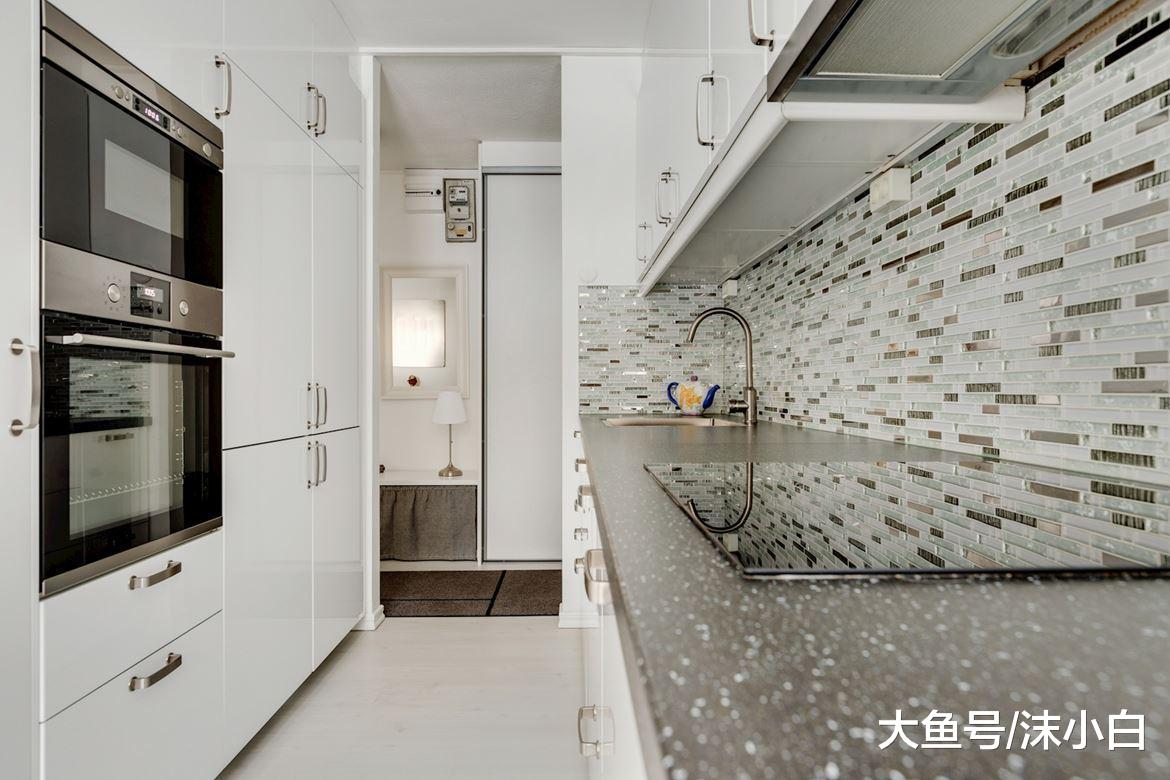 曬我57平小戶型，衛生間門上裝鏡子，客廳加張床立馬多一間房！