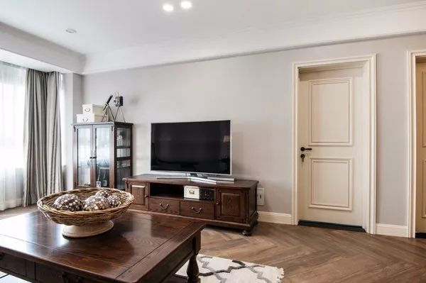 简单刷漆的电视墙，搭配精致软装，算不上高档，却也很大方！