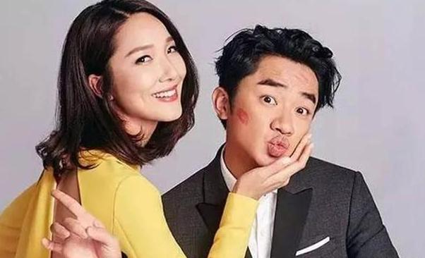 参观王祖蓝在香港的家，看电视连灯都不舍得开，真是太节俭了