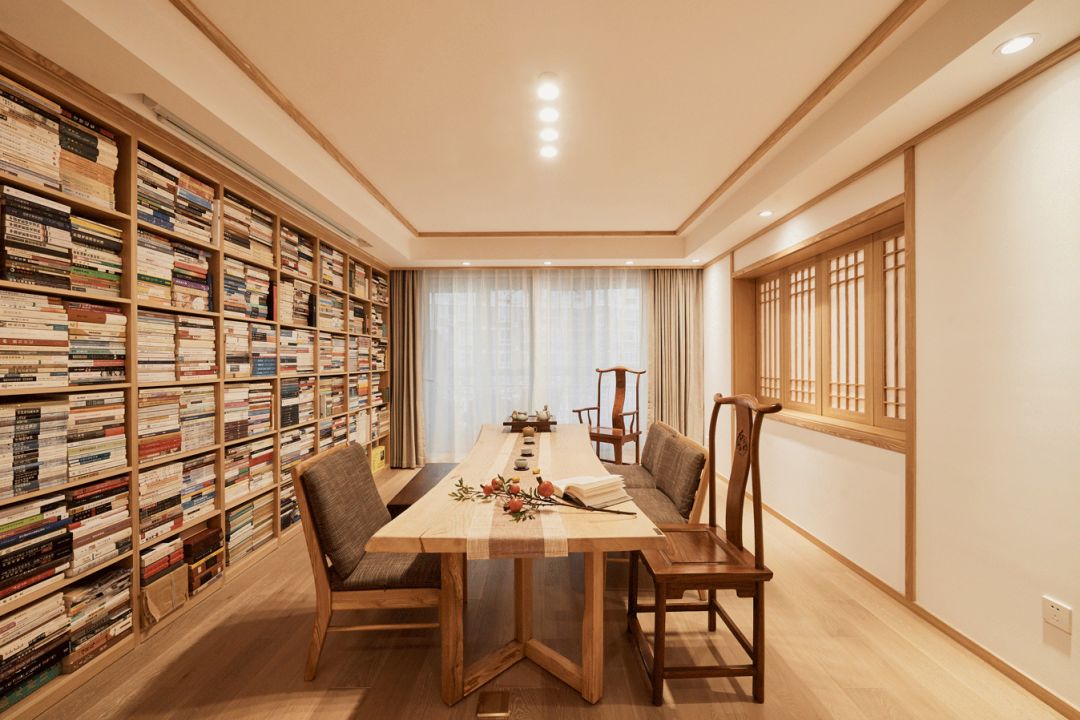 130㎡原木简约，客厅没沙发，满屋是书架，教授家就是不一样！