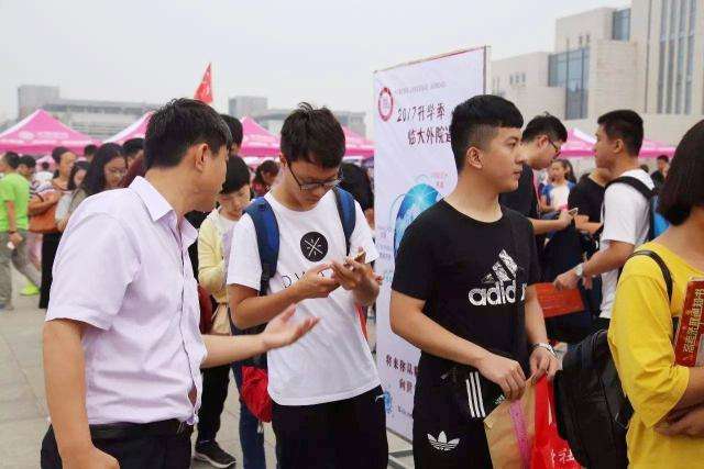 高考结束做直播，40天暑假狂赚2万，网友：不一样的价值观