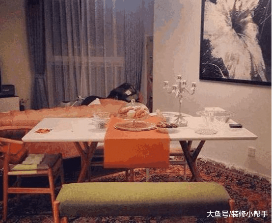 主持人尼格买提的房子，地板铺了地毯，一股浓浓的新疆味道