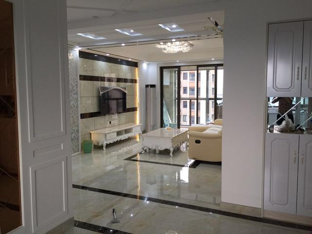 朋友新家装的太漂亮了，全房贴瓷砖就是高大上，尤其是餐厅！