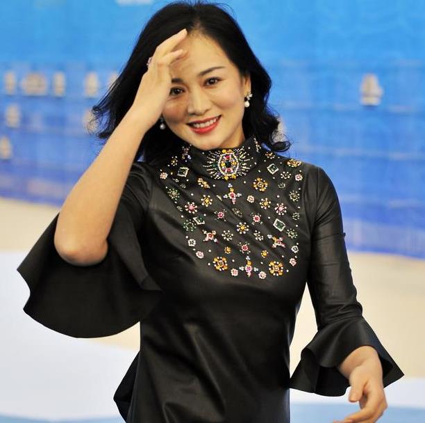 42岁的赵薇，42岁的李湘，同样发福，却没有42岁的她好看