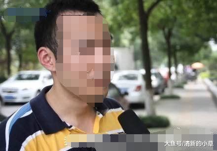 男子在公园睡觉，一觉醒来天都黑了，包里却多了十万元！