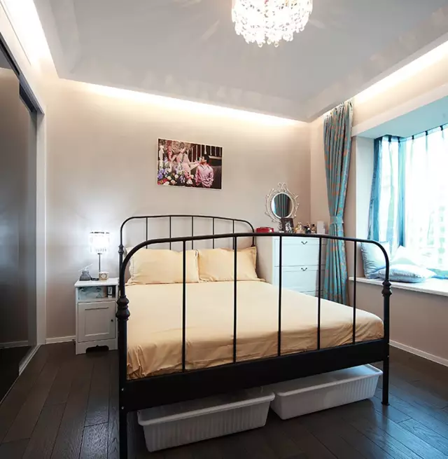 现代简约三居室的装修，酒柜竟然还能这样设计，真是厉害！