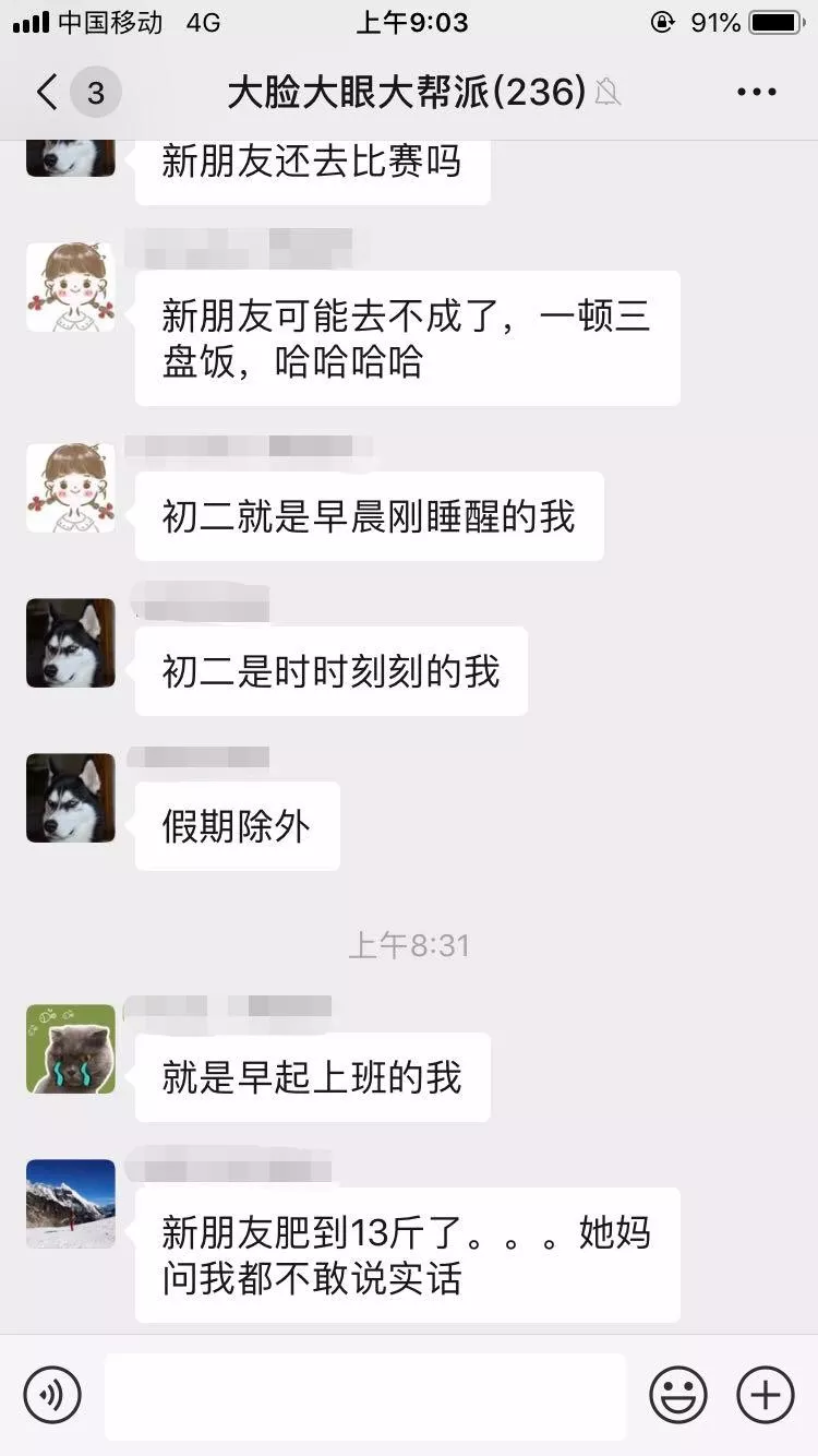 大肥猫钻进主人买的小屋却不高兴了，原因是因为塞不下去...