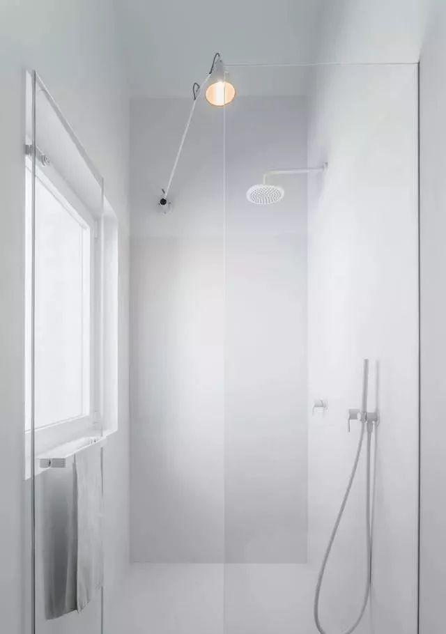 淋浴房玻璃还傻傻做到顶？过时又不好看，早就流行这种装法了！