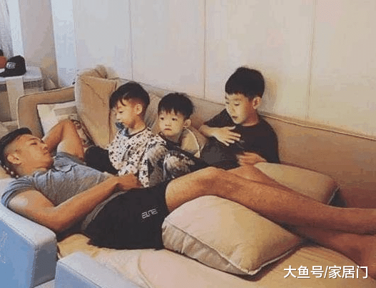 范玮琪晒一家人住的豪宅，鞋柜塞满了名鞋，头次见这么豪气的房