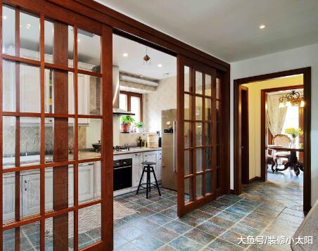 厨房万万不要装推拉门了，头次见这种新设计，既美观又实用
