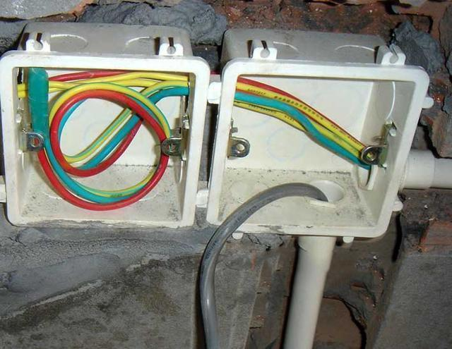 九成人还在砸墙埋电线, 太笨了! 学广东人这么弄, 安全又美观