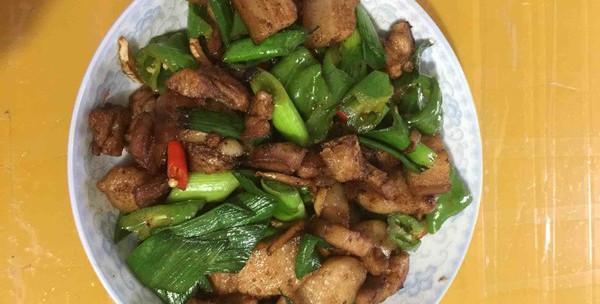 做回锅肉时，千万别直接下锅炒，这样做，保证肉香四溢不油腻