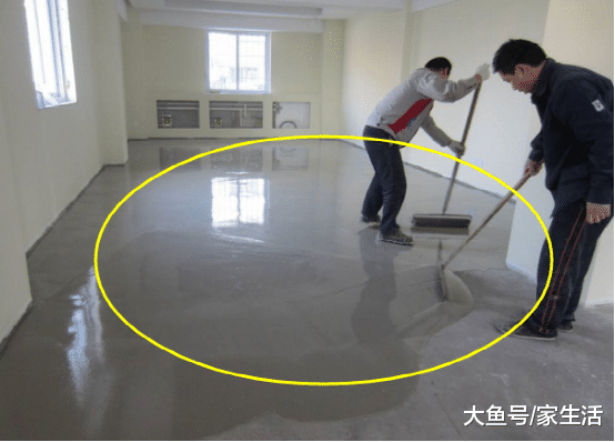 地面装修不要铺地板贴瓷砖了，现在流行铺个水泥地，实用百倍