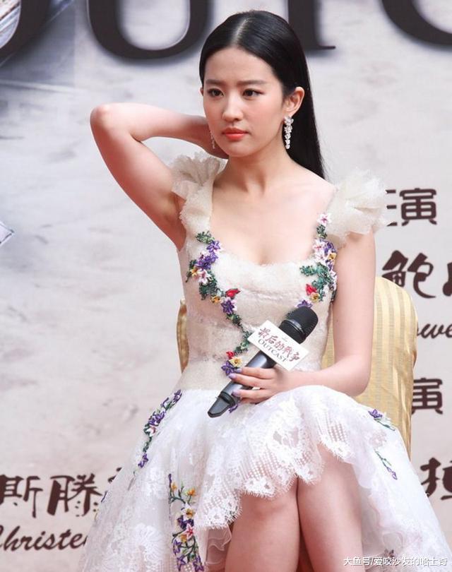 刘亦菲想开啦，礼服后背开好大，网友：这么敢穿简直像换了个人！
