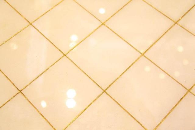 做美缝是技术活，碰上师傅这样做，赶紧制止小心瓷砖都毁了