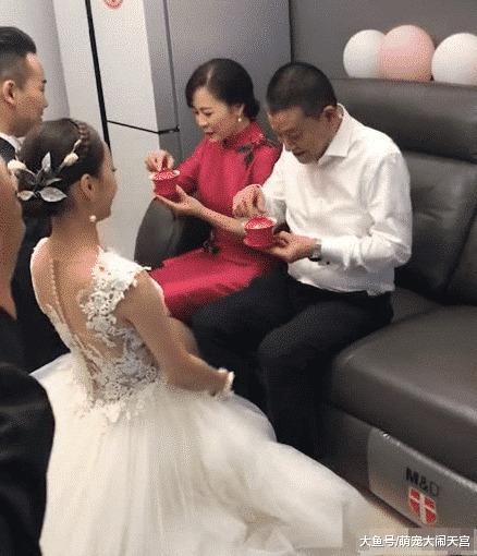 这才是抖音“最美丈母娘”，举止优雅且艳压新娘，网友：新郎该有压力了
