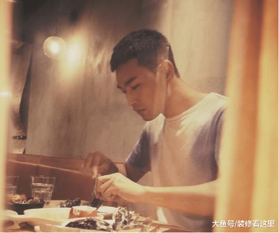 演员王彦霖现实的家，内部装修十分简单，这真的是明星的家吗