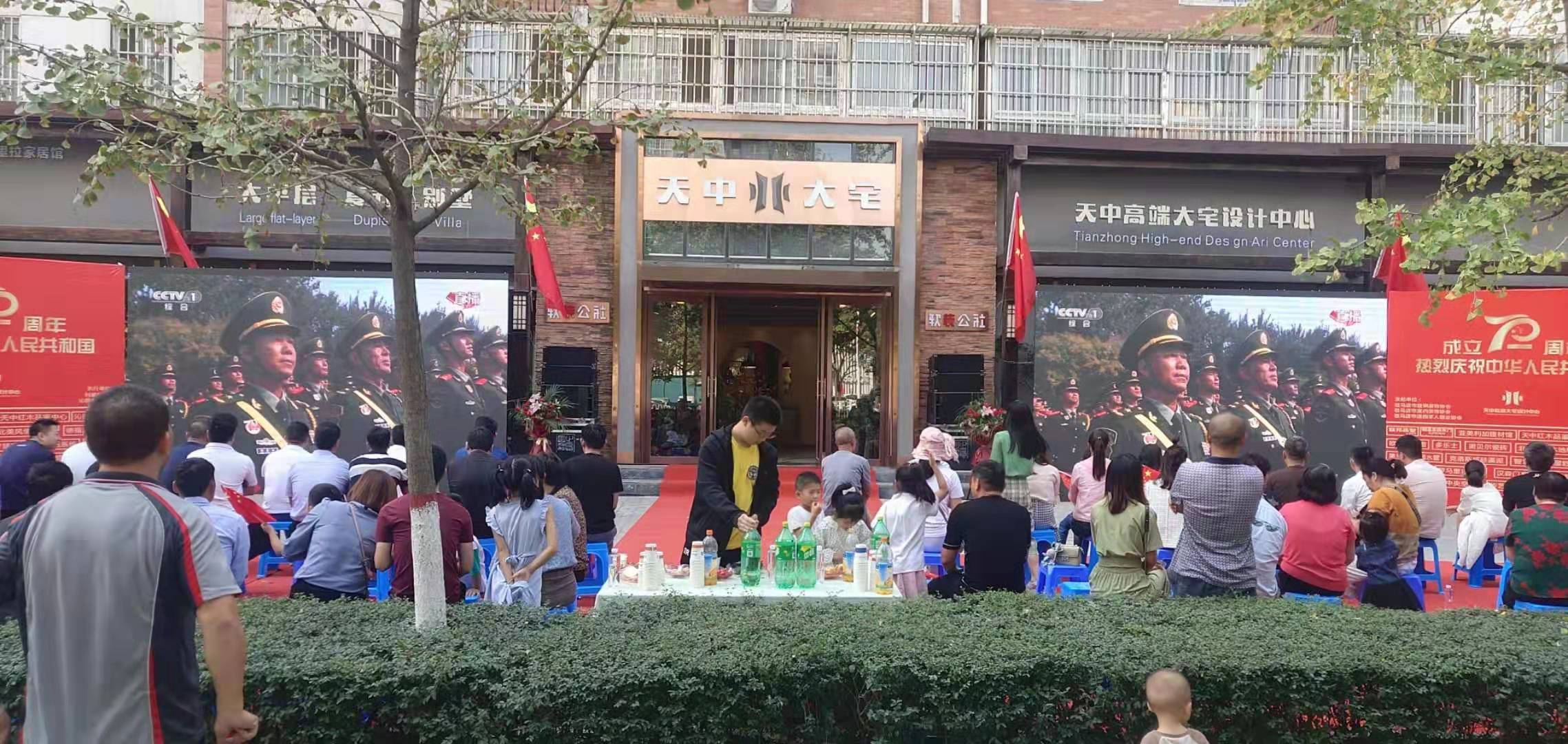 因阅兵 他们昂头 视线一致