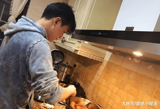 明星佟大为现实的家，餐桌也太大了吧，能同时坐十几个人