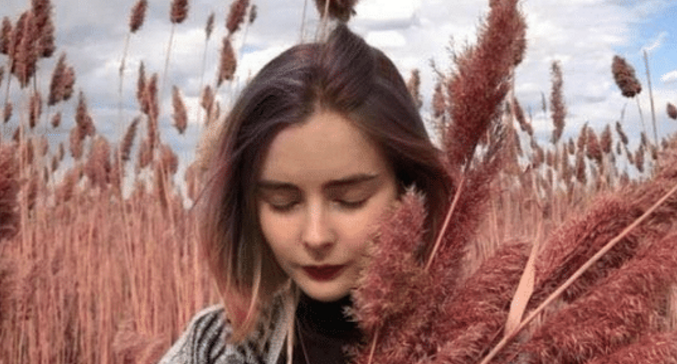 美女脸上受伤，专门去纹玫瑰花遮挡，此后她活的更加自信了