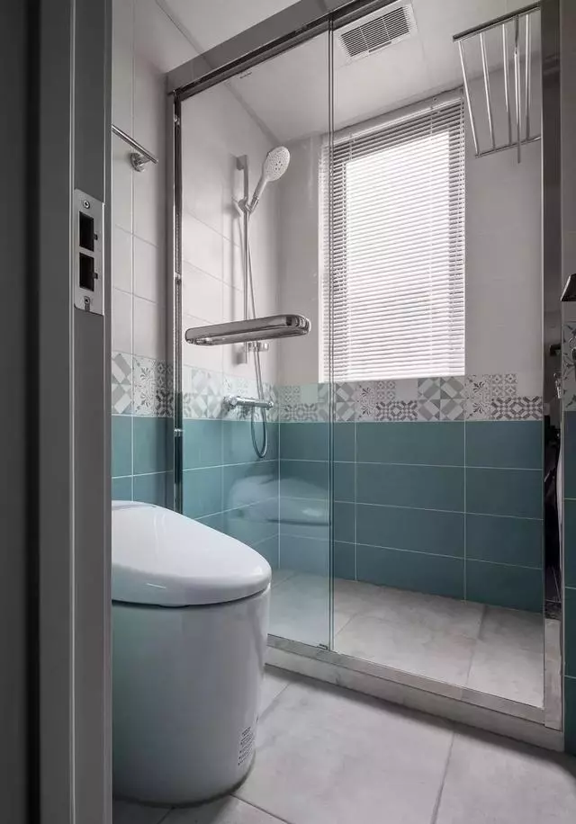 精致轻奢的101平美式三居，宝蓝色定制橱柜获赞一片！