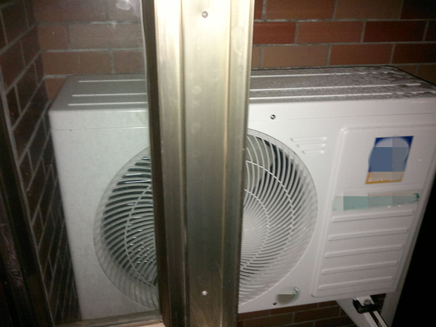 空调外机卡墙和窗户玻璃缝中，距离不到10公分！要夸师傅安装技术好？