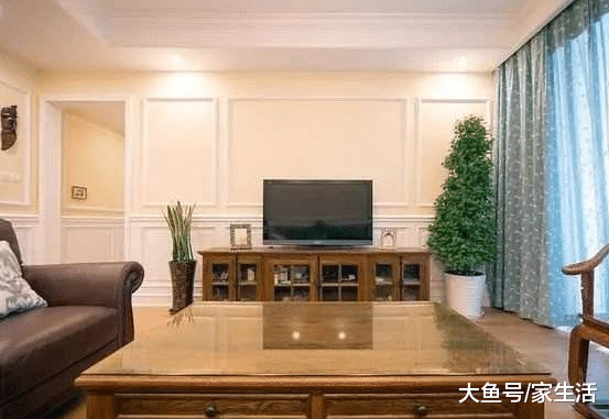 电视墙装修不要铺大理石，用石膏线来做，很多豪华别墅也都在用