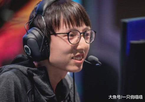 LOL: 麻辣香锅直播遇见假冒UZI和小明, 3人同时装疯卖傻!