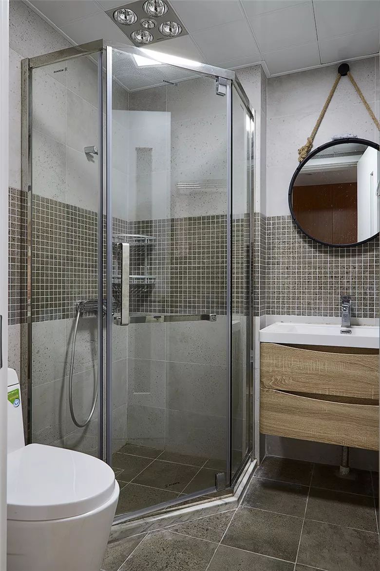 卫生间的淋浴房，怎么装隔断更好用？