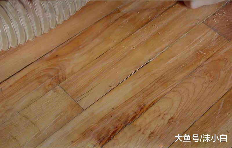 旧地板别再撬掉换新了，看我家老师傅这样磨一磨，再用10年！