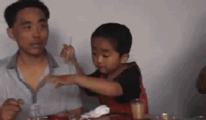 爆笑GIF：要打篮球你就正儿八经的打，你拉倒篮架干啥？