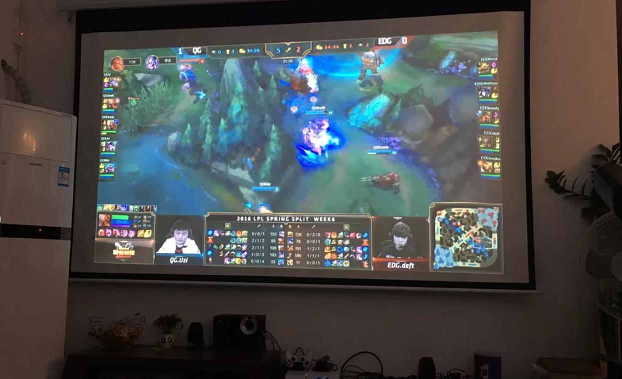 她家新房把客厅打造成影音室，不要电视机，露天阳台真羡慕，晒晒