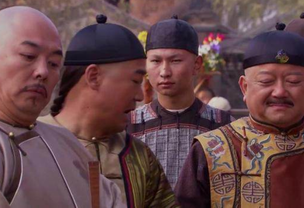 和珅这个人呢，从小就经历了社会上的人情世故，虽然在富贵人家出生，但是父母都早早的故去！