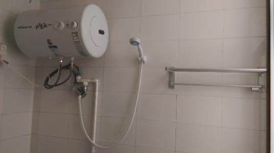 电热水器洗完澡一定要关掉？抄电表员说漏嘴，我家原来做错10多年