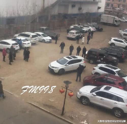 哈爾濱一小區38輛車被砸，價值都在20萬以上，到底是誰砸的！