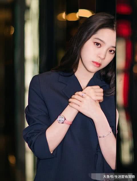 歐陽娜娜的腿太細了，西裝當裙子穿，成熟又性感！