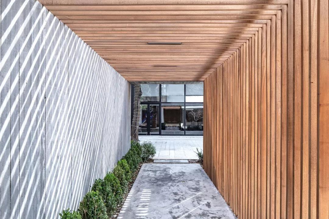 宁静低调的现代风格女装店，用空间设计维系着人与自然！