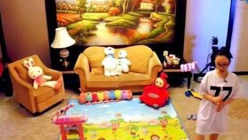 带你看看李小璐曾经住的豪宅，客厅布置五颜六色的，装修太奇葩了