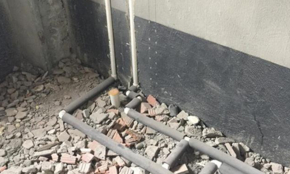 电工强烈建议用垃圾回填卫生间，看到他这样处理，我放心了