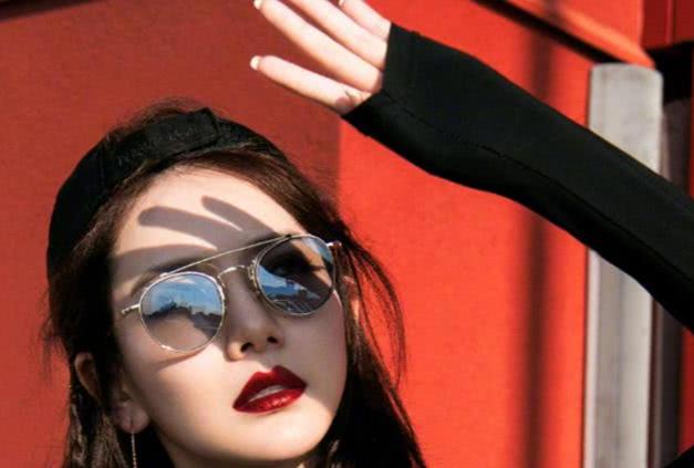 戚薇和女儿究竟有多像，哭戏翻白眼不算啥，小时候简直就是双胞胎