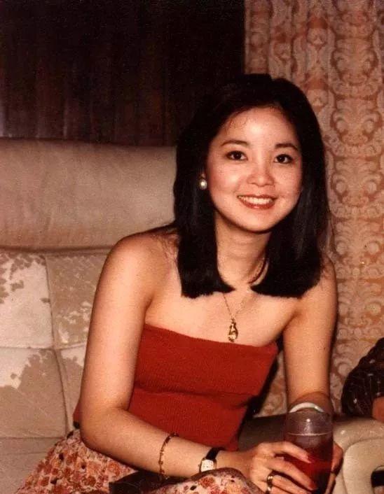 与成龙3年地下情，心碎分手，邓丽君的悲凉不止于此