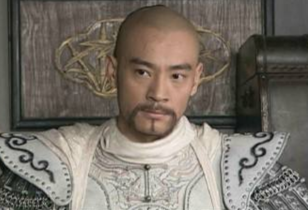 只见一堆人围着老妇人，于是他就派人去问问怎么回事！