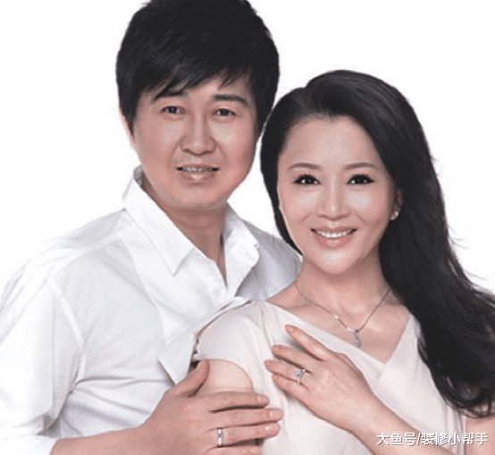 带你参观付笛生现实的房子, 墙壁挂满了艺术品, 装修很文艺